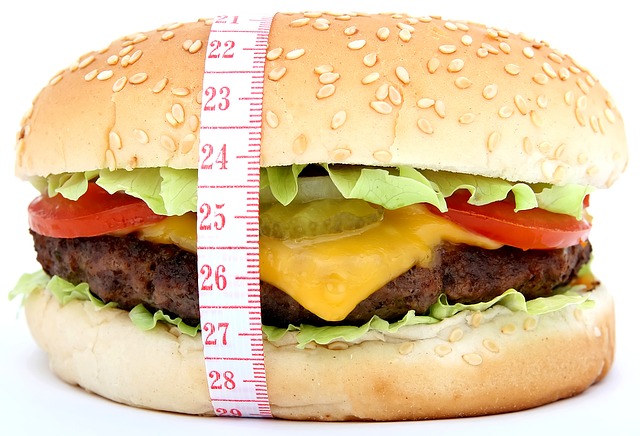 Hamburguesa y una cinta métrica de sastre a su alrededor