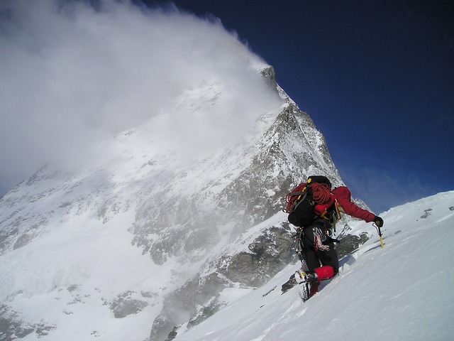 Montañero, montaña, nieve, escalada, riesgo de edema pulmonar de altura