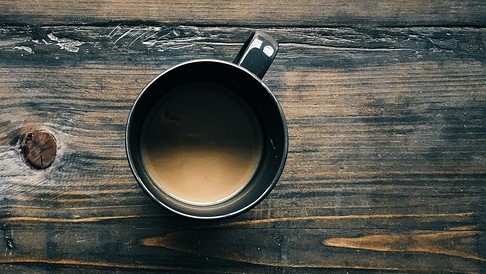 café en una taza sobre la mesa, vista desde arriba