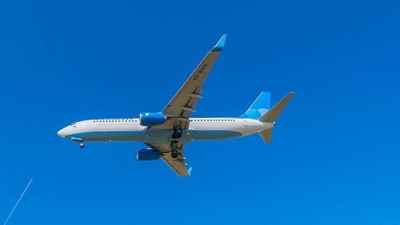 Cielo azul, avión