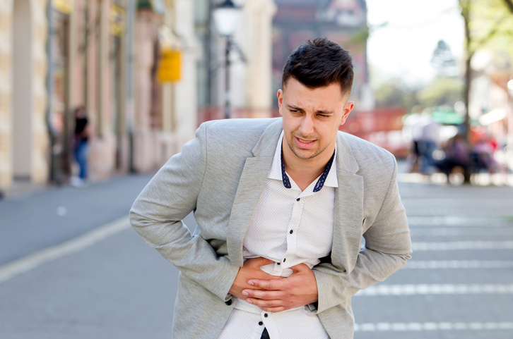 El hombre tiene dolor abdominal, que puede agravarse al respirar