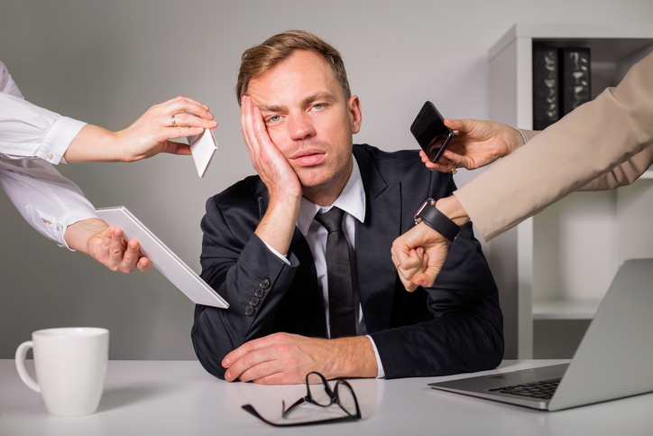 El hombre está agotado, sobrecargado de trabajo.