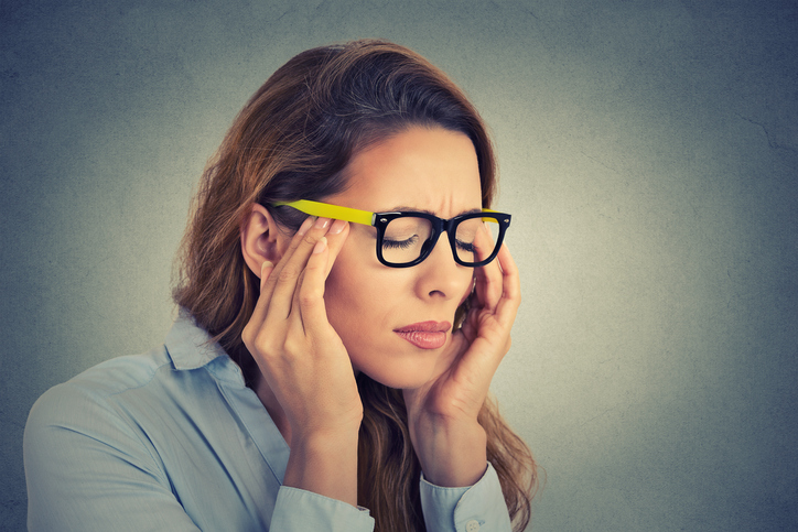 mujer con cefalea y dolor ocular, gafas amarillas, migraña