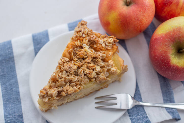 ¿Te queda bien la tarta de manzana? Prueba la receta de bizcocho, con natillas y requesón