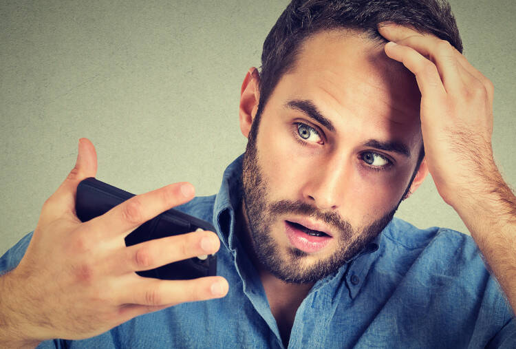 Caspa en el cabello. ¿Está causada por el cabello graso o el problema está en otra parte?