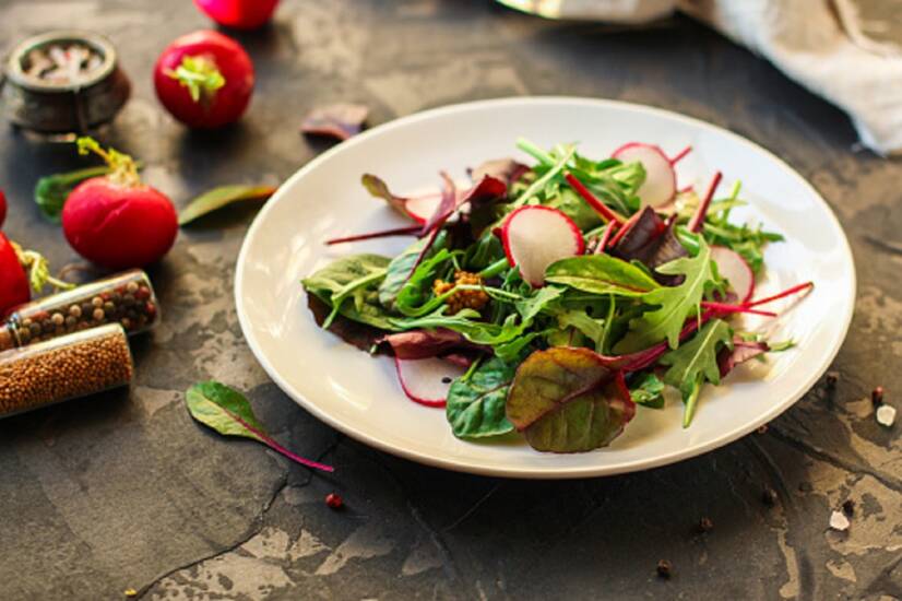 ¿Ensalada sana de acelgas y rábanos? He aquí una receta sencilla y en forma