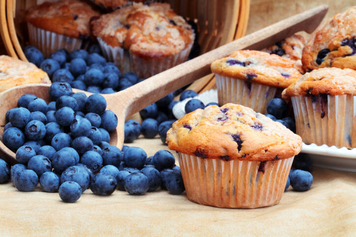 Receta saludable de magdalenas de arándanos con plátano y requesón