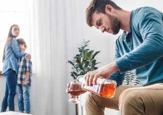 Alcoholismo: ¿un problema común en las familias? Causas, síntomas y etapas