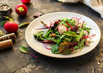 ¿Ensalada sana de acelgas y rábanos? He aquí una receta sencilla y en forma