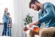 Alcoholismo: ¿un problema común en las familias? Causas, síntomas y etapas